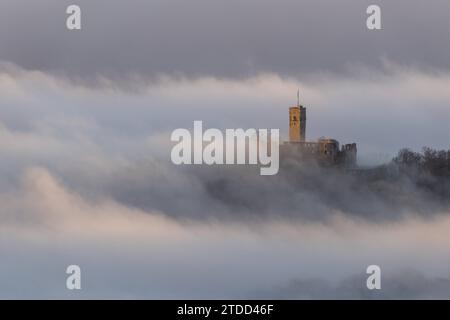 Königsteiner Burgen im Nebel die Burgruine Königstein ragt am Morgen aus einer Nebeldecke., Königstein Hessen Deutschland *** Königstein castelli nella nebbia le rovine del castello di Königstein sorgono da una coperta di nebbia al mattino , Königstein Assia Germania Foto Stock