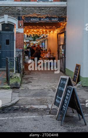 King's Yard Street Market, Pontcanna, Cardiff. Mercato di strada gallese, pop-up, arte, artigianato, caffetterie, panetteria. Concept retail, artigianato, bancarelle. Foto Stock