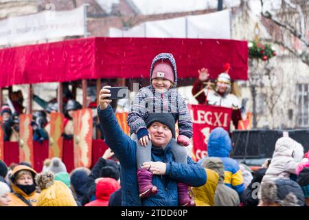 Varsavia, Polonia - 6 gennaio 2022: Processione di strada dei tre saggi nella capitale polacca. Foto Stock