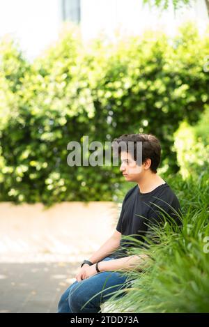 Ragazzo adolescente all'aperto Foto Stock