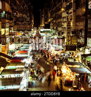 Mercato notturno locale in una città affollata. Foto Stock