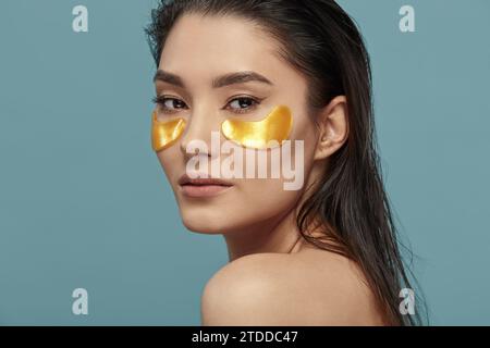 Bella faccia da ragazza con idratazione sotto gli occhi. Foto Stock