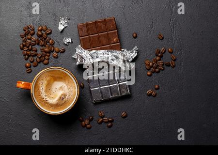 Pausa caffè: Tavoletta di cioccolato abbinata a una tazza di caffè. Base piatta con spazio per la copia Foto Stock