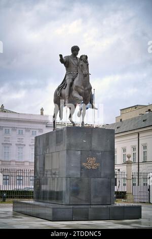 Monumento al Principe Jozef Poniatowski di fronte al Palazzo Presidenziale - Varsavia, Polonia. Foto Stock