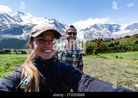 Coppia escursionistica che porta Selfie a Jasper Foto Stock