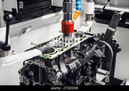 Levigatura diamantata del motore su macchina CNC. Macchina con motore per alesaggio cilindri. Foto Stock