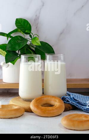 due bicchieri di latte sullo sfondo della cucina Foto Stock