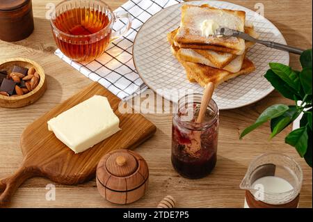 fette di pane tostate con burro Foto Stock