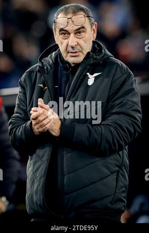 L'allenatore italiano della Lazio Maurizio Sarri guarda la partita di serie A SS Lazio vs FC Internazionale allo Stadio Olimpico il 17 dicembre 2023 a Roma. Foto Stock