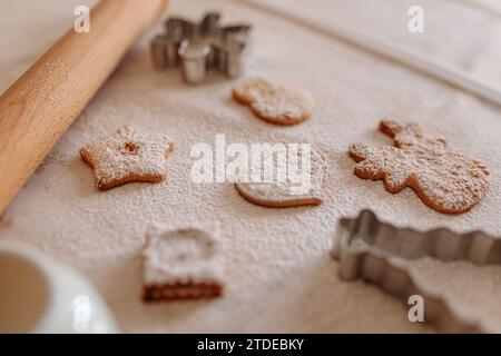 Biscotti e taglierine di natale con zucchero sopra Foto Stock