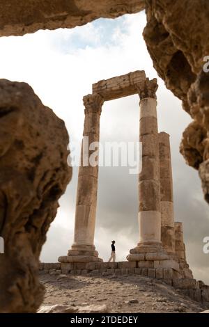 Donna che esplora il Tempio di Ercole nella cittadella di Amman Foto Stock
