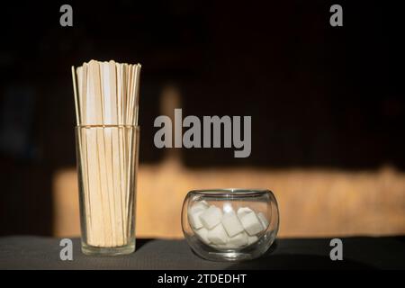 Zucchero per il caffè. Elementi sul tavolo. Dettagli della cucina. Foto Stock