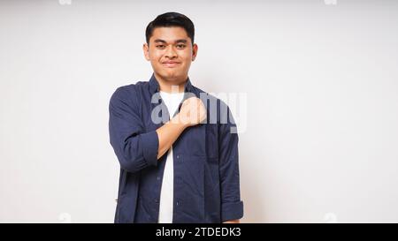 l'uomo asiatico usa il linguaggio dei segni con la mano. impara il linguaggio dei segni a mano. ASL American Sign Language Foto Stock