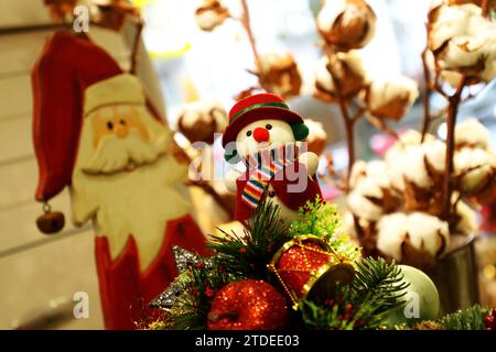 Weihnachtsdeko - Berlino, Deutschland, GER, Germania, 11.12.2023 - Berlin-Mitte: Weihnachtliche Dekoration Gesteck mit Weihnachtsmannfiguren und kleinem Schneemann zum Weihnachtsfest. *** Decorazione natalizia Berlino, Germania, GER, Germania, 11 12 2023 Berlin Mitte decorazione natalizia arrangiamento con le figure di Babbo Natale e il pupazzo di neve per Natale Foto Stock