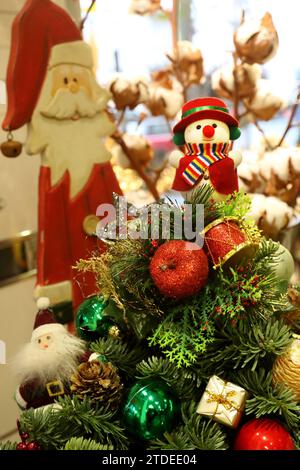 Weihnachtsdeko - Berlino, Deutschland, GER, Germania, 11.12.2023 - Berlin-Mitte: Weihnachtliche Dekoration Gesteck mit Weihnachtsmannfiguren und kleinem Schneemann zum Weihnachtsfest. *** Decorazione natalizia Berlino, Germania, GER, Germania, 11 12 2023 Berlin Mitte decorazione natalizia arrangiamento con le figure di Babbo Natale e il pupazzo di neve per Natale Foto Stock