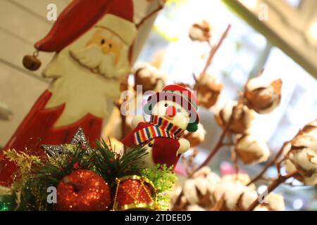 Weihnachtsdeko - Berlino, Deutschland, GER, Germania, 11.12.2023 - Berlin-Mitte: Weihnachtliche Dekoration Gesteck mit Weihnachtsmannfiguren und kleinem Schneemann zum Weihnachtsfest. *** Decorazione natalizia Berlino, Germania, GER, Germania, 11 12 2023 Berlin Mitte decorazione natalizia arrangiamento con le figure di Babbo Natale e il pupazzo di neve per Natale Foto Stock