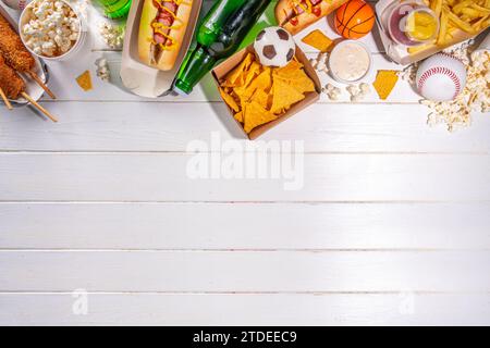 Piatti tradizionali dello stadio e birra di sottofondo, set di vari tipi di baseball, pallacanestro, tifosi di football e spuntini dello stadio, patatine, salse, hot dog, wi-fi Foto Stock
