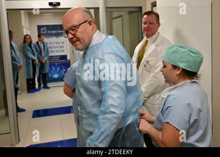 Lancio dell'operazione del sistema chirurgico robotico Versius presso la clinica SurGal di Brno, Repubblica Ceca, 18 dicembre 2023. Ministro della salute Vlastimil Valek (TOP 09). (Foto CTK/Vaclav Salek) Foto Stock