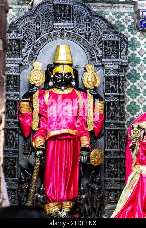 La statua della divinità indù Lord Jagannath al tempio di giorno da un angolo piatto viene scattata al Tempio Jagdish di udaipur rajasthan india. Foto Stock