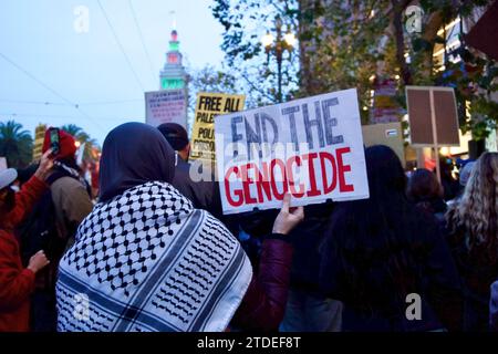 Shutdown Google: No Tech for Genocide, protesta contro il progetto Nimbus contratto con Israele e intelligenza artificiale per la guerra. San Francisco, CA, USA Foto Stock