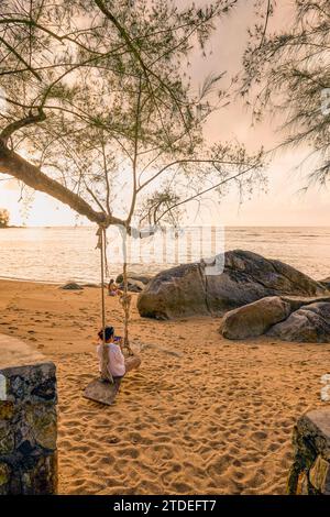 Phuket Thailanda 25 maggio 2023, immagini diverse da una spiaggia di phuket, opzioni per i turisti. Foto Stock