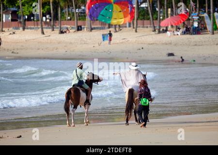 Phuket Thailanda 25 maggio 2023, immagini diverse da una spiaggia di phuket, opzioni per i turisti. Foto Stock