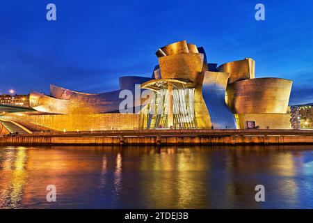 Bilbao Biscay Spagna. Museo Guggenheim al tramonto Foto Stock