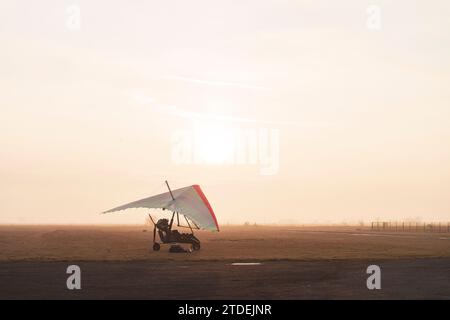 Fai un giro in deltaplano motorizzato sulla pista la mattina presto. Foto dell'aviazione Moody Foto Stock