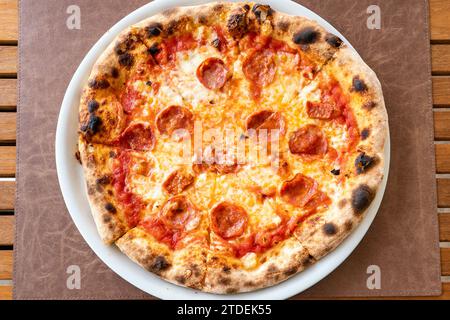 Un'immagine ravvicinata di una pizza italiana al peperoni appena sfornata Foto Stock