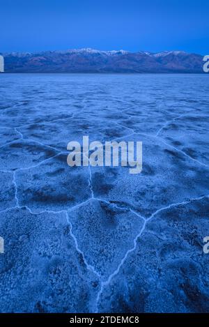Formazioni saline a Badwater Basin durante l'ora blu nel Death Valley National Park, California. Foto Stock