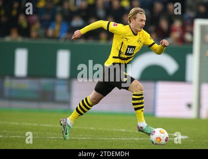 Julian Brandt del Borussia Dortmund FC Augsburg - Borussia Dortmund Fussball 1 . Bundesliga Saison 2023 / 2024 © diebilderwelt / Alamy Stock Foto Stock
