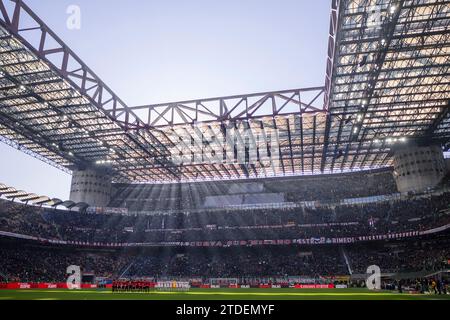 Milano, Italia. 18 dicembre 2023. Giocatori e funzionari osservano un minuto di silenzio prima della partita di serie A tra il Milan e l'AC Monza. Crediti: Nicolò campo/Alamy Live News Foto Stock