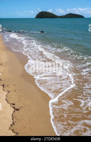 Double Island dalla spiaggia di Palm Cove, Queensland, Australia Foto Stock