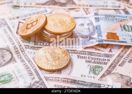 Stack di monete Bitcoin rispetto alle banconote in dollari USA, focus selettivo Foto Stock