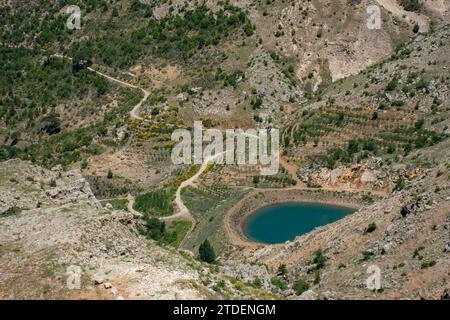 Riserva d'acqua artificiale sulle montagne di Tannourine, Libano, Medio Oriente Foto Stock