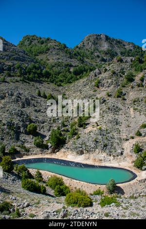 Riserva d'acqua artificiale sulle montagne di Tannourine, Libano, Medio Oriente Foto Stock