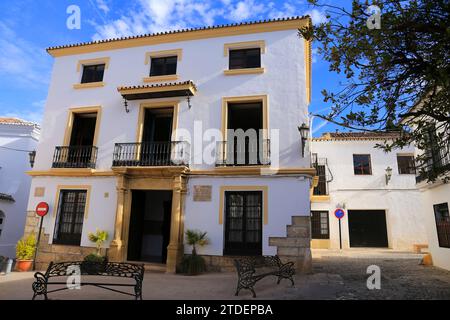 Ronda, Malaga, Spagna - 21 ottobre 2023: Stretta strada acciottolata e facciate della città di Ronda, Malaga, Spagna Foto Stock