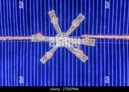 Dettaglio di un lampadario appeso a un soffitto blu fatto di luci natalizie come decorazione nel Municipio di Siviglia, intorno alla Cattedrale, a natale tim Foto Stock
