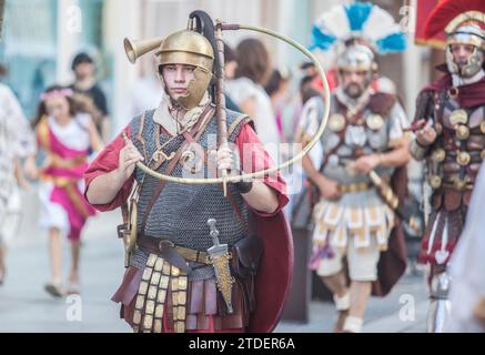 Merida, Spagna - 3 giugno 2023: Trombettista di guerra romana. Emerita Ludica Festival 2023, Merida, Spagna Foto Stock