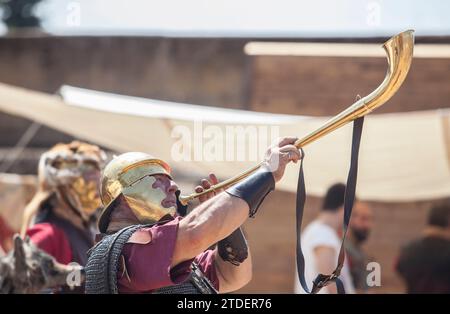 Merida, Spagna - 4 giugno 2023: Trombettista di guerra romana. Emerita Ludica Festival 2023, Merida, Spagna Foto Stock