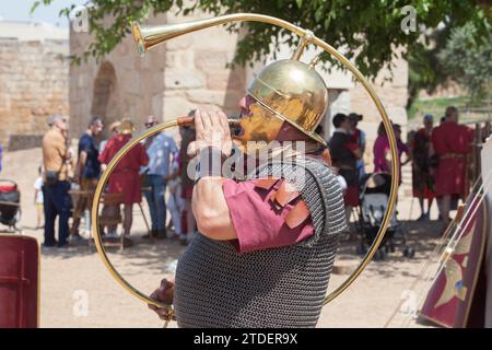 Merida, Spagna - 4 giugno 2023: Trombettista di guerra romana. Emerita Ludica Festival 2023, Merida, Spagna Foto Stock