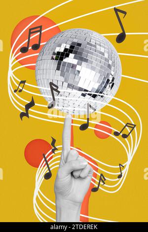 Poster per banner creativo con illustrazione verticale mano umana retrò che gira discoball musica da festa, discoteca, sfondo giallo isolato Foto Stock