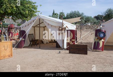 Merida, Spagna - 9 ottobre 2021: Tenda del campo Roman Legio X Equestris. Emerita Ludica Festival 2021, Merida, Spagna Foto Stock