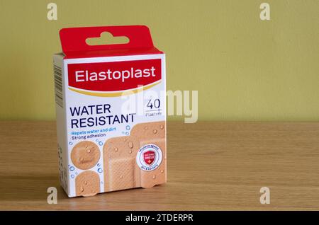 Confezione di cerotti impermeabili in elastoplast o coadiuvanti a banda, Regno Unito Foto Stock