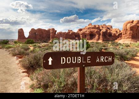 Cartello turistico che indica la formazione di roccia arenaria a doppio arco. Sentiero della sezione finestre con Doble Arch, meraviglia naturale ad Arches Nationa Foto Stock