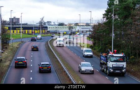 Dundee, Tayside, Scozia, Regno Unito. 1 dicembre 2023. Dundee sta vivendo temperature miti con cieli nuvolosi, frequenti piogge e alti di 12°C. Lunedì mattina traffico sulla principale Kingsway West Dual Carriageway di Dundee. Crediti: Dundee Photographics/Alamy Live News Foto Stock