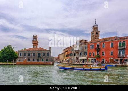 Venezia, Italia - 22 giugno 2023: Vista di un canale sull'isola di Murano. Foto Stock