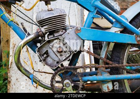 Vista laterale del motore di un vecchio ciclomotore d'epoca. Foto Stock