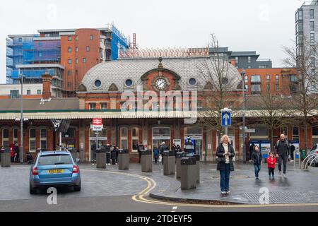 Slough, Berkshire, Regno Unito. 16 dicembre 2023. Passeggeri alla stazione ferroviaria di Slough nel Berkshire. A seguito degli scioperi dei membri del sindacato Aslef all'inizio del mese, non sono stati annunciati ulteriori scioperi ferroviari da ora a Natale, che costituiranno un gradito sollievo per i passeggeri. I membri dei ferrovieri RMT hanno risolto la loro controversia in corso sulla retribuzione. Credito: Maureen McLean/Alamy Foto Stock