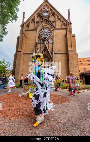 I partecipanti al mercato indiano di Santa Fe in regalia tradizionali si esibiscono nel centro di Santa Fe, New Mexico, Stati Uniti d'America, Nord America Foto Stock